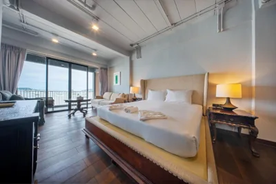 Camera matrimoniale Deluxe con balcone — SHIN Arch39 Phuket Beach Front
