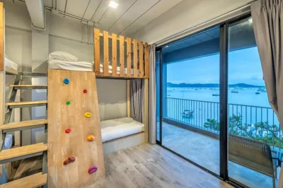 Camera matrimoniale con letto supplementare — SHIN Arch39 Phuket Beach Front